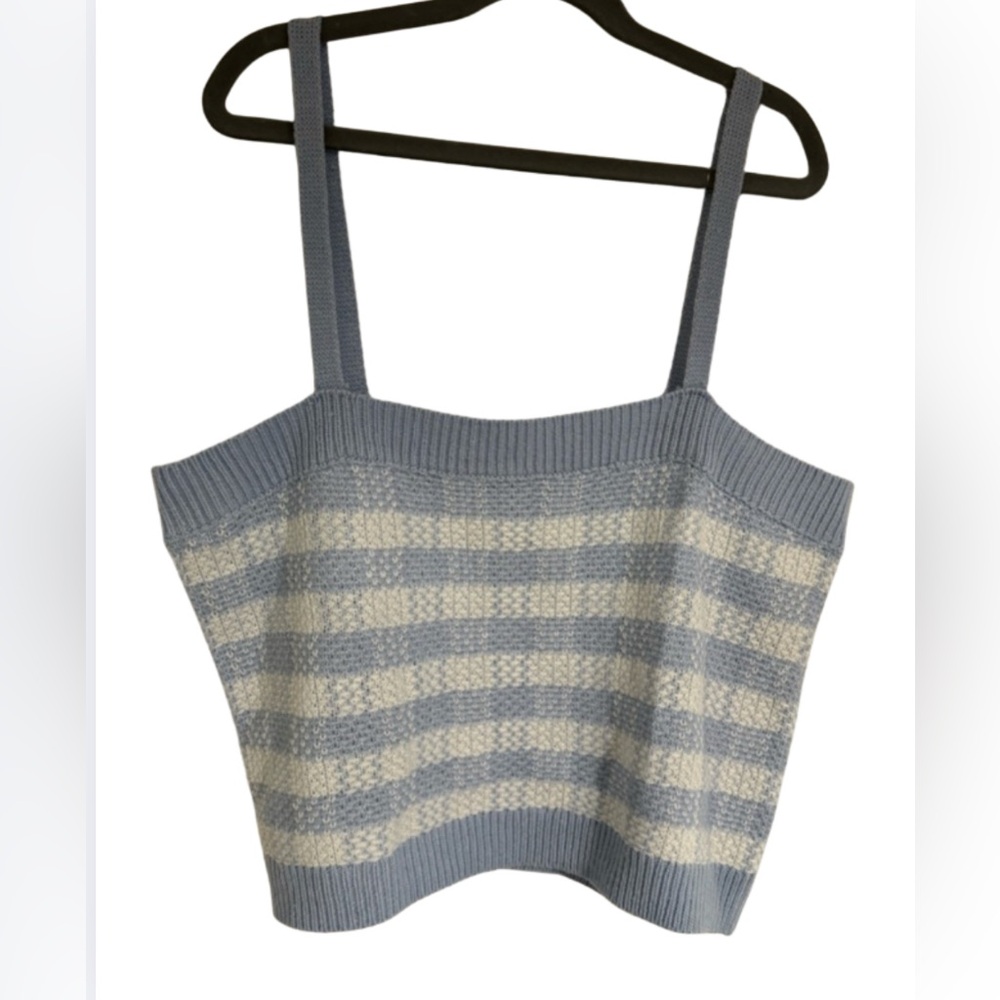 J. White & Blue Buffalo print crop top size L